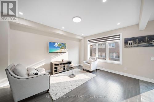 125 Jim Mortson Drive, East Gwillimbury, ON - Indoor Photo Showing Living Room