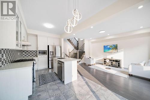 125 Jim Mortson Drive, East Gwillimbury, ON - Indoor Photo Showing Kitchen