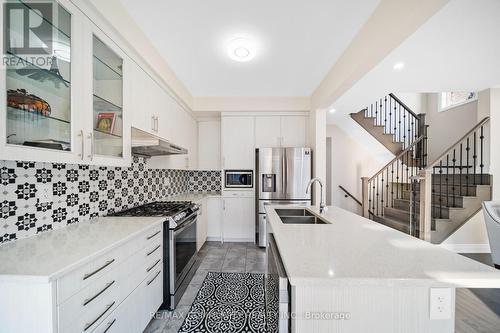 125 Jim Mortson Drive, East Gwillimbury, ON - Indoor Photo Showing Kitchen With Stainless Steel Kitchen With Double Sink With Upgraded Kitchen