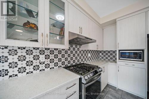 125 Jim Mortson Drive, East Gwillimbury, ON - Indoor Photo Showing Kitchen With Upgraded Kitchen