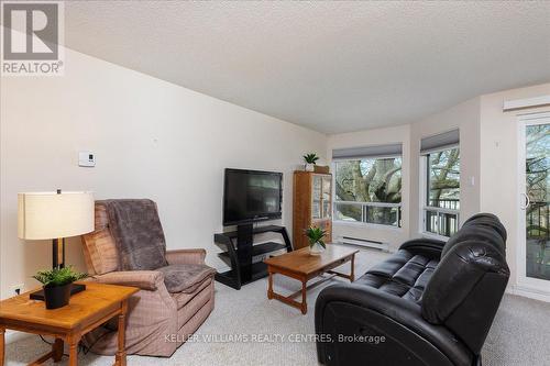 211 - 111 Grew Boulevard, Georgina (Sutton & Jackson'S Point), ON - Indoor Photo Showing Living Room