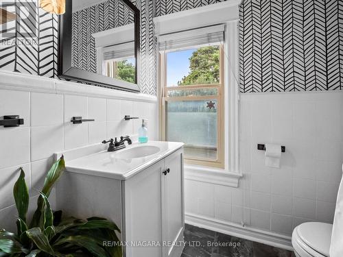 248 Dufferin Street, Fort Erie, ON - Indoor Photo Showing Bathroom