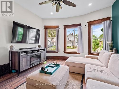 248 Dufferin Street, Fort Erie, ON - Indoor Photo Showing Living Room