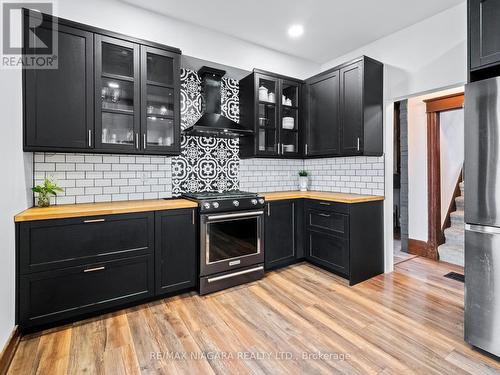 248 Dufferin Street, Fort Erie, ON - Indoor Photo Showing Kitchen With Upgraded Kitchen