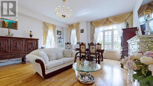 3 Lasalle Lane, Richmond Hill, ON - Indoor Photo Showing Living Room