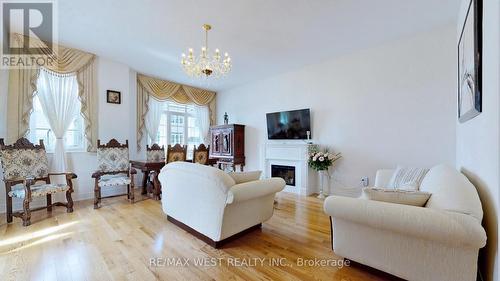 3 Lasalle Lane, Richmond Hill (Mill Pond), ON - Indoor Photo Showing Living Room With Fireplace