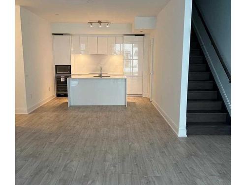 102-65 Annie Craig Dr, Toronto, ON - Indoor Photo Showing Kitchen