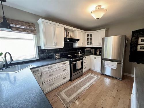 19 White Oaks Avenue, Brantford, ON - Indoor Photo Showing Kitchen