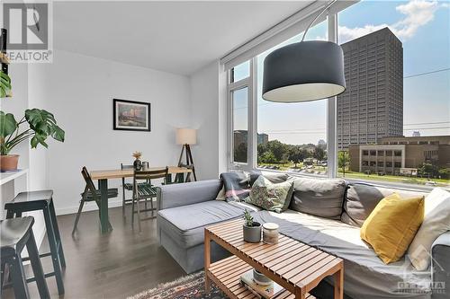 201 Parkdale Avenue Unit#403, Ottawa, ON - Indoor Photo Showing Living Room