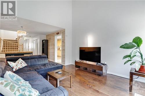 49 Springcreek Crescent, Ottawa, ON - Indoor Photo Showing Living Room