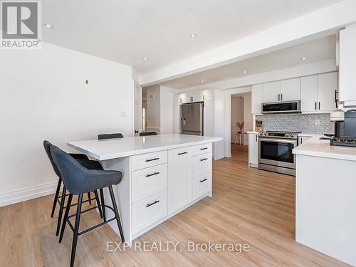 14 Pompano Court, Hamilton (Templemead), ON - Indoor Photo Showing Kitchen With Upgraded Kitchen