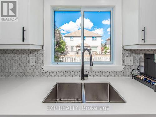 14 Pompano Court, Hamilton (Templemead), ON - Indoor Photo Showing Kitchen