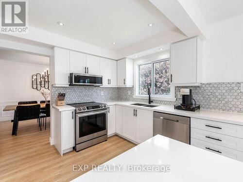 14 Pompano Court, Hamilton (Templemead), ON - Indoor Photo Showing Kitchen With Double Sink With Upgraded Kitchen