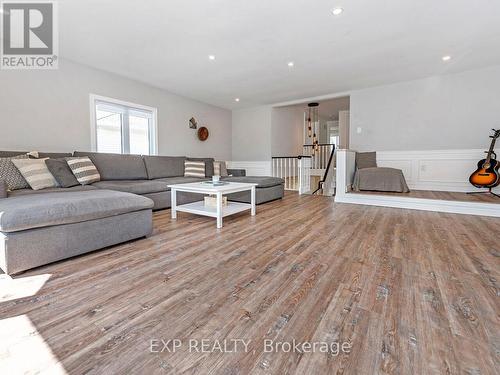 14 Pompano Court, Hamilton (Templemead), ON - Indoor Photo Showing Living Room