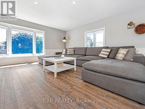 14 Pompano Court, Hamilton (Templemead), ON - Indoor Photo Showing Living Room