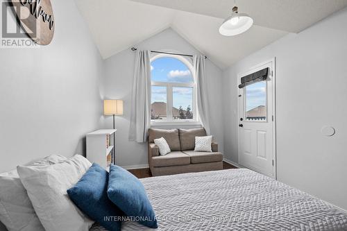 1794 Lampman Avenue, Burlington (Uptown), ON - Indoor Photo Showing Bedroom