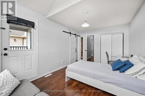 1794 Lampman Avenue, Burlington (Uptown), ON - Indoor Photo Showing Bedroom