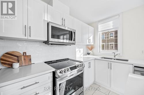 60 - 383 Dundas Street E, Hamilton (Waterdown), ON - Indoor Photo Showing Kitchen With Double Sink