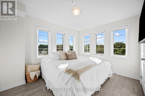 60 - 383 Dundas Street E, Hamilton (Waterdown), ON - Indoor Photo Showing Bedroom