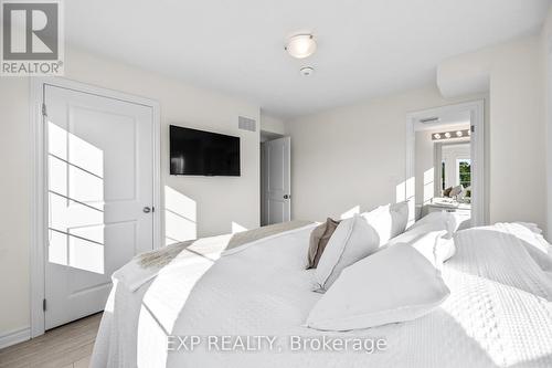 60 - 383 Dundas Street E, Hamilton (Waterdown), ON - Indoor Photo Showing Bedroom