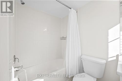 60 - 383 Dundas Street E, Hamilton (Waterdown), ON - Indoor Photo Showing Bathroom