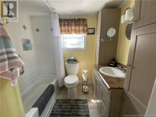 39 Normandie E, Petit-Rocher, NB - Indoor Photo Showing Bathroom