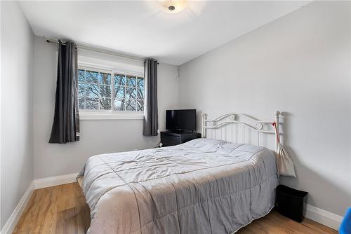 6146 Monterey Avenue, Niagara Falls, ON - Indoor Photo Showing Bedroom