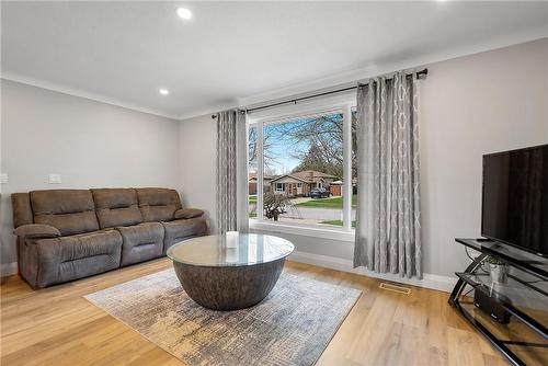 6146 Monterey Avenue, Niagara Falls, ON - Indoor Photo Showing Living Room