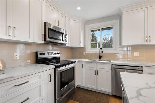 6146 Monterey Avenue, Niagara Falls, ON - Indoor Photo Showing Kitchen With Stainless Steel Kitchen With Double Sink