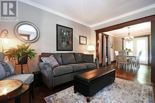 111 Edward Street, Aurora (Aurora Village), ON - Indoor Photo Showing Living Room