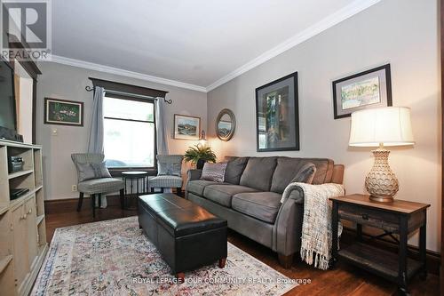 111 Edward Street, Aurora (Aurora Village), ON - Indoor Photo Showing Living Room