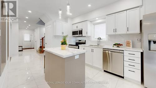 381 Rushbrook Drive, Newmarket (Summerhill Estates), ON - Indoor Photo Showing Kitchen With Upgraded Kitchen