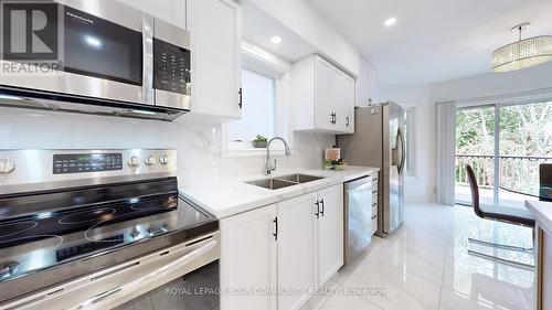 381 Rushbrook Drive, Newmarket (Summerhill Estates), ON - Indoor Photo Showing Kitchen With Double Sink