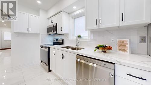 381 Rushbrook Drive, Newmarket (Summerhill Estates), ON - Indoor Photo Showing Kitchen With Double Sink With Upgraded Kitchen