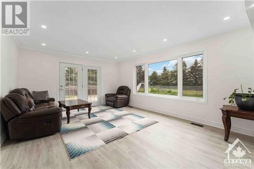 6545 Old Richmond Road, Richmond, ON - Indoor Photo Showing Living Room