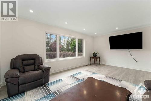 6545 Old Richmond Road, Richmond, ON - Indoor Photo Showing Living Room