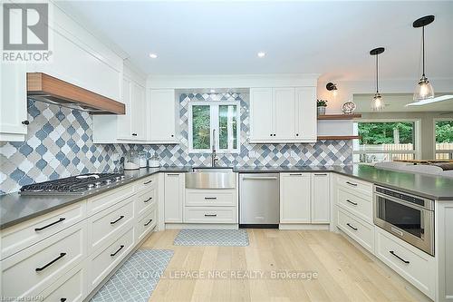 16 Blackwood Crescent, Pelham, ON - Indoor Photo Showing Kitchen With Upgraded Kitchen