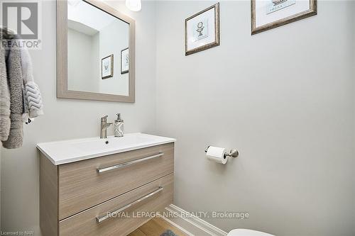 16 Blackwood Crescent, Pelham, ON - Indoor Photo Showing Bathroom