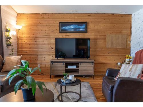 32 Deer Park Avenue, Kimberley, BC - Indoor Photo Showing Living Room