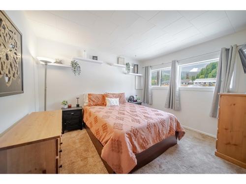 32 Deer Park Avenue, Kimberley, BC - Indoor Photo Showing Bedroom