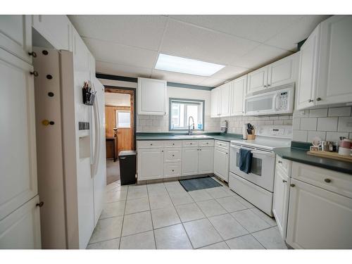 32 Deer Park Avenue, Kimberley, BC - Indoor Photo Showing Kitchen