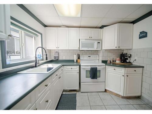 32 Deer Park Avenue, Kimberley, BC - Indoor Photo Showing Kitchen