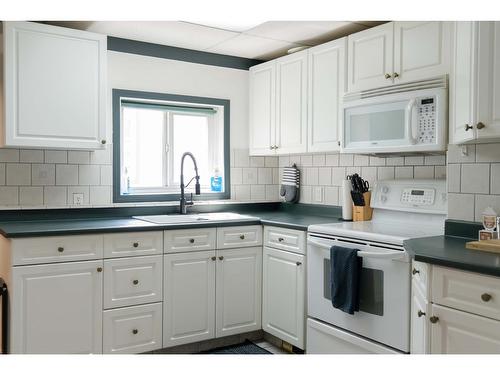 32 Deer Park Avenue, Kimberley, BC - Indoor Photo Showing Kitchen