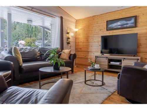 32 Deer Park Avenue, Kimberley, BC - Indoor Photo Showing Living Room