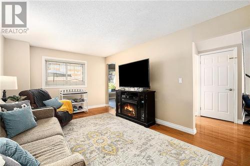 267 Wood Avenue, Smiths Falls, ON - Indoor Photo Showing Living Room