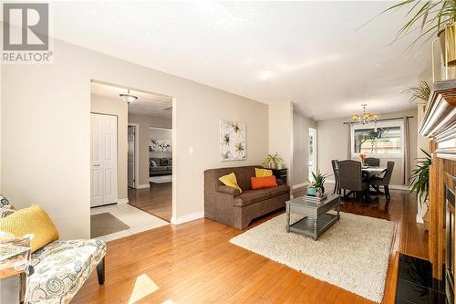 267 Wood Avenue, Smiths Falls, ON - Indoor Photo Showing Living Room