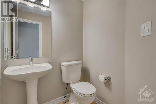 33 Fallengale Crescent, Ottawa, ON - Indoor Photo Showing Bathroom