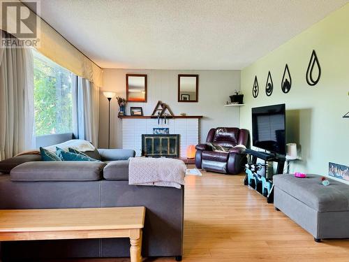 1300 2A  S Avenue, Cranbrook, BC - Indoor Photo Showing Living Room With Fireplace