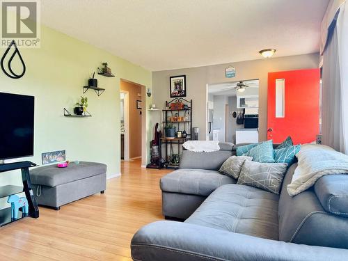 1300 2A  S Avenue, Cranbrook, BC - Indoor Photo Showing Living Room