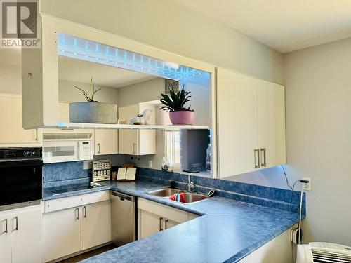 1300 2A  S Avenue, Cranbrook, BC - Indoor Photo Showing Kitchen With Double Sink